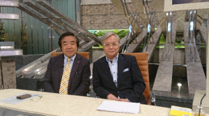 BSフジ「プライムニュース」のスタジオにて筆者と。左が山本昌作氏